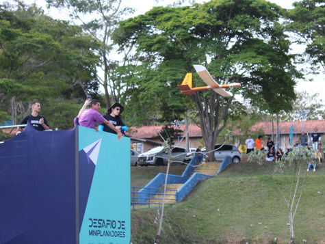 Instituto Embraer promove evento com miniplanadores