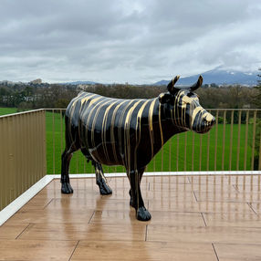Harz-Tiere-Schweizer-Kuh-Design-Trash-Gold-H160xL220cm-3