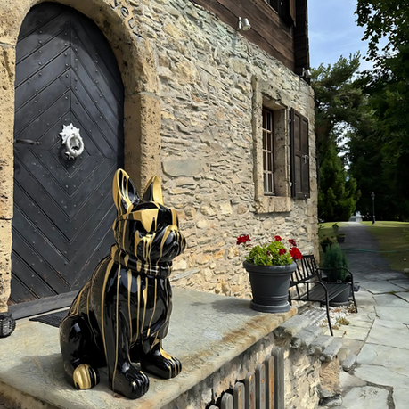 Animaux-en-Resine-Suisse-Bulldog-avec-lunette-et-cravate-noir-trash-or-1