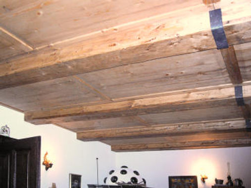 Zimmerdecke aus Altholzbalken