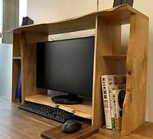 樹皮の耳の形を残した板材で作った、デスク上の収納ラック