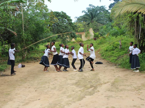 Des orphelins heureux de jouer, de vivre