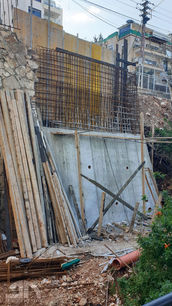 בתום יציקת חלק תחתון של הקיר