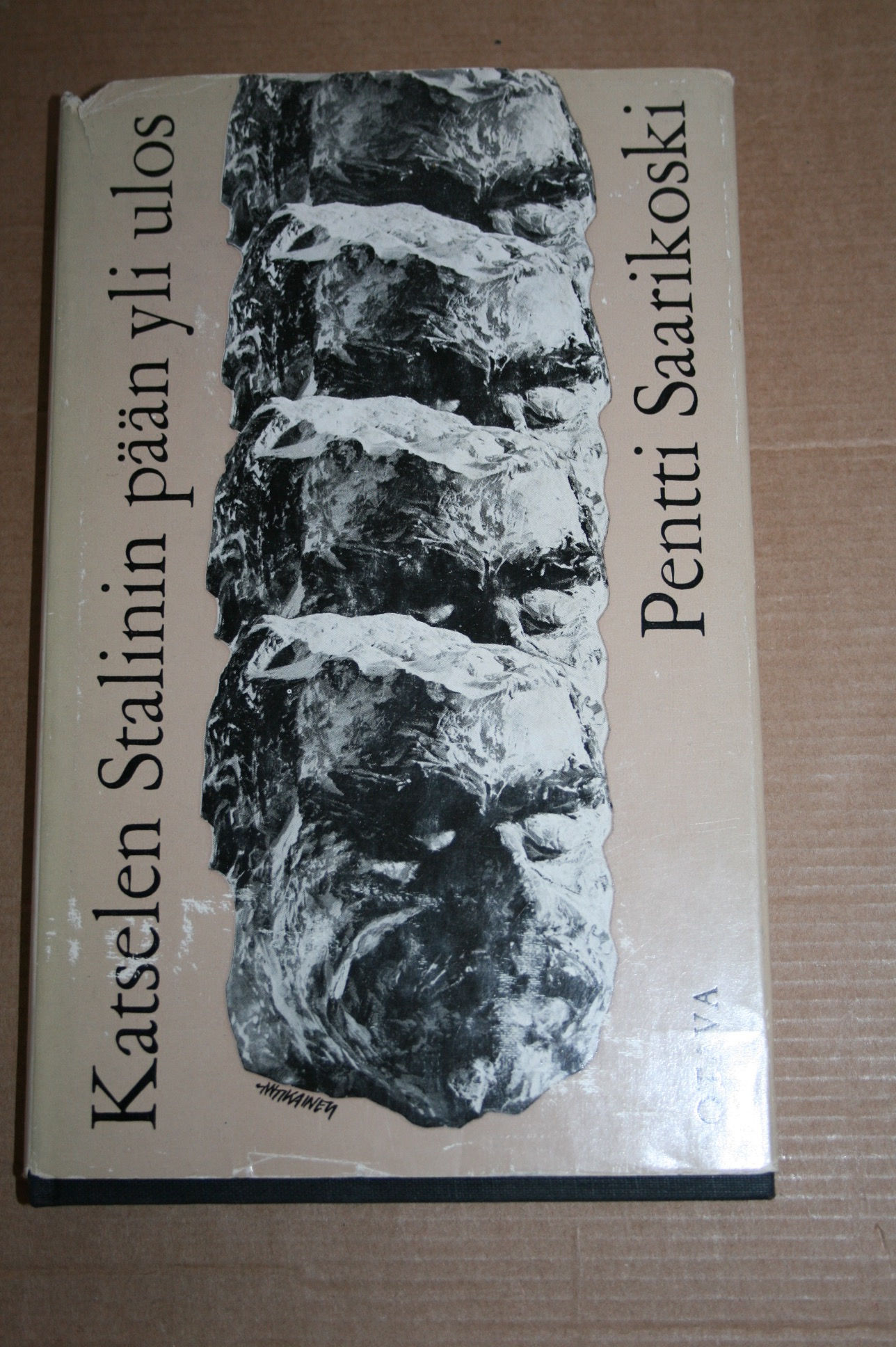 Saarikoski, Pentti: Katselen Stalinin pään yli ulos