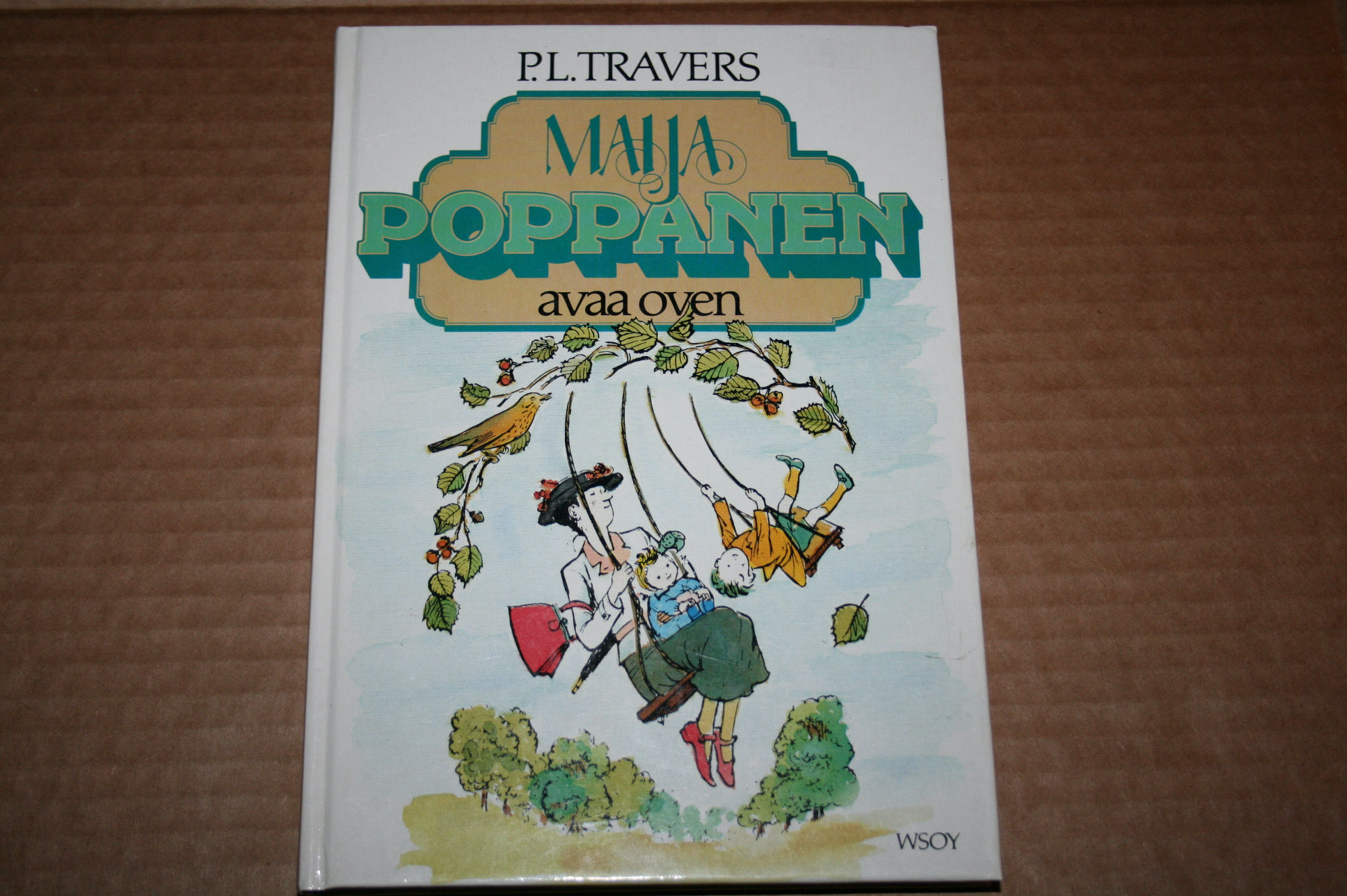 Travers, M.L.: Maija Poppanen avaa oven