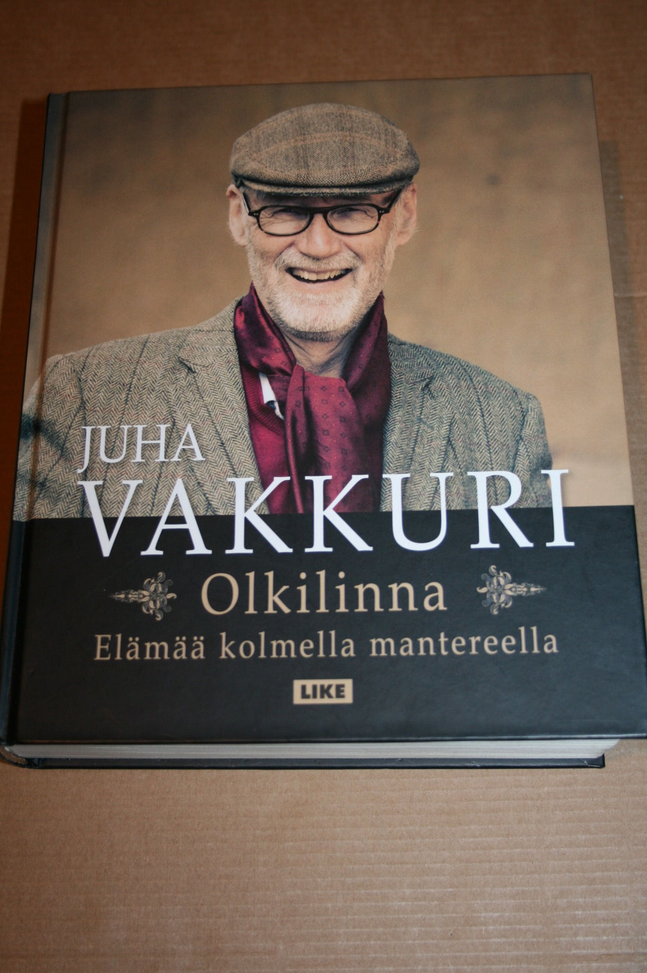 Vakkuri, Juha: Olkilinna, elämää kolmella mantereella