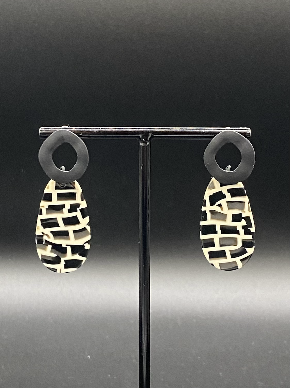 Black & White Elements