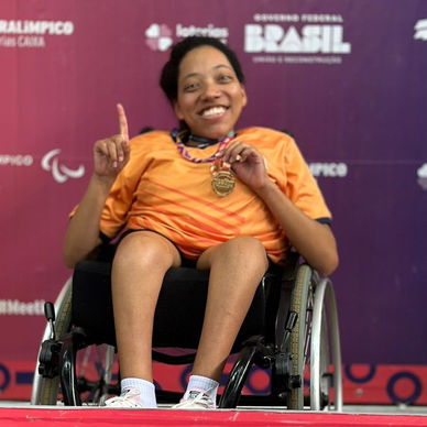 Atleta ganha ouro em prova de levantamento de peso