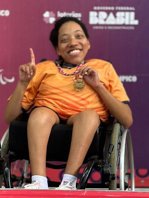 Atleta ganha ouro em prova de levantamento de peso