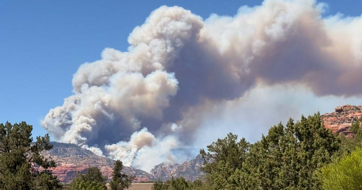 wildfires_rage_in_arizona_emergency_evacuations_and_response_efforts