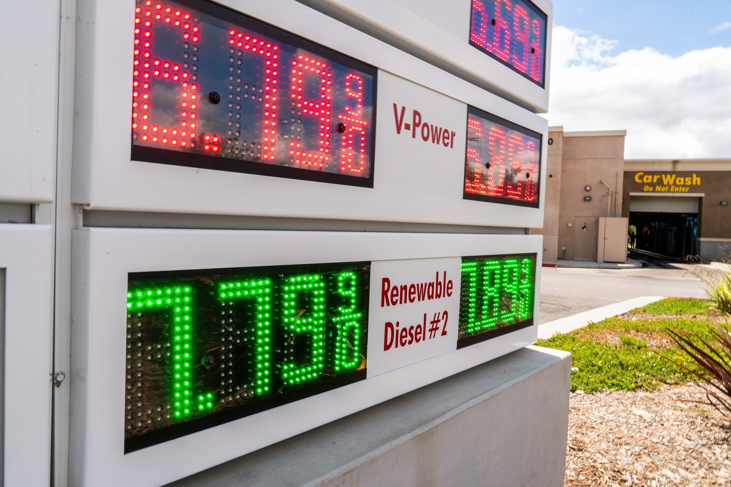 war_with_iran_is_hitting_american_wallets_hard_—_heres_what_families_are_paying_at_the_pump_and_beyond
