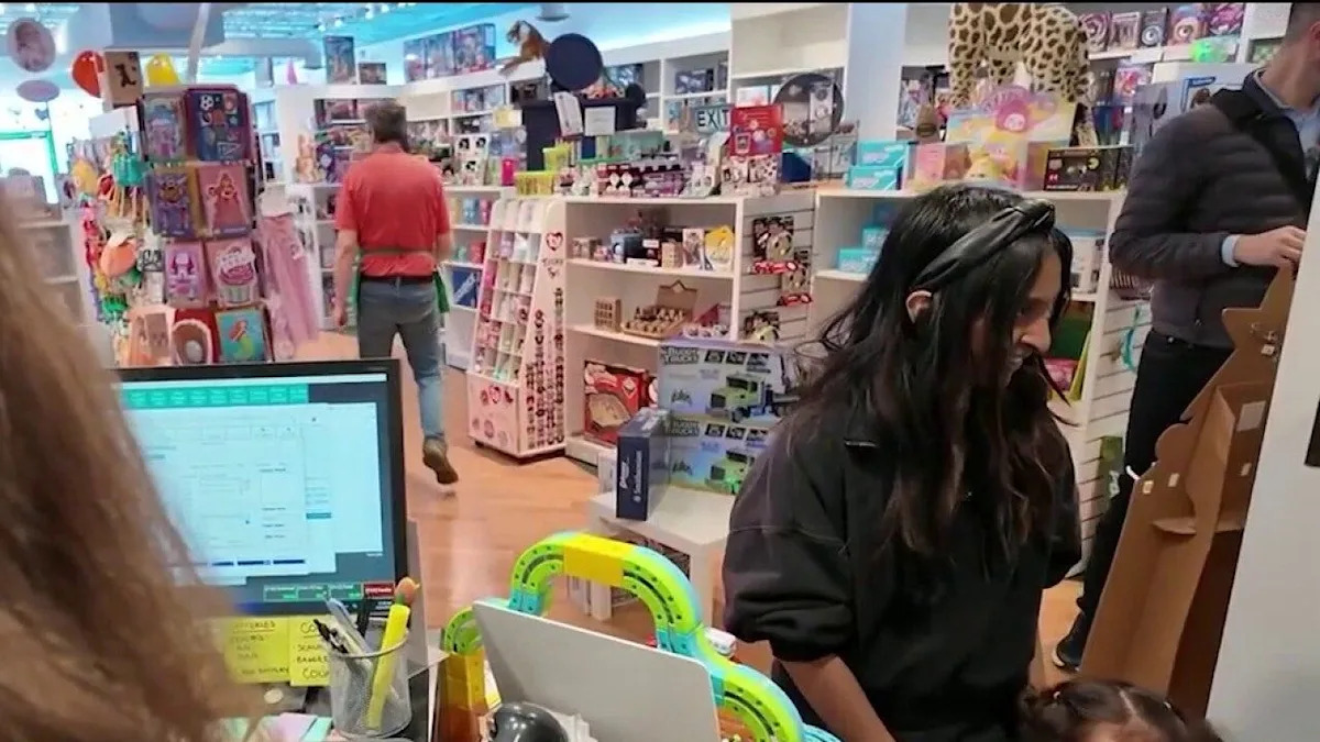 strong_holiday_sales_despite_challenges_from_tariffs_affecting_toy_retailers_