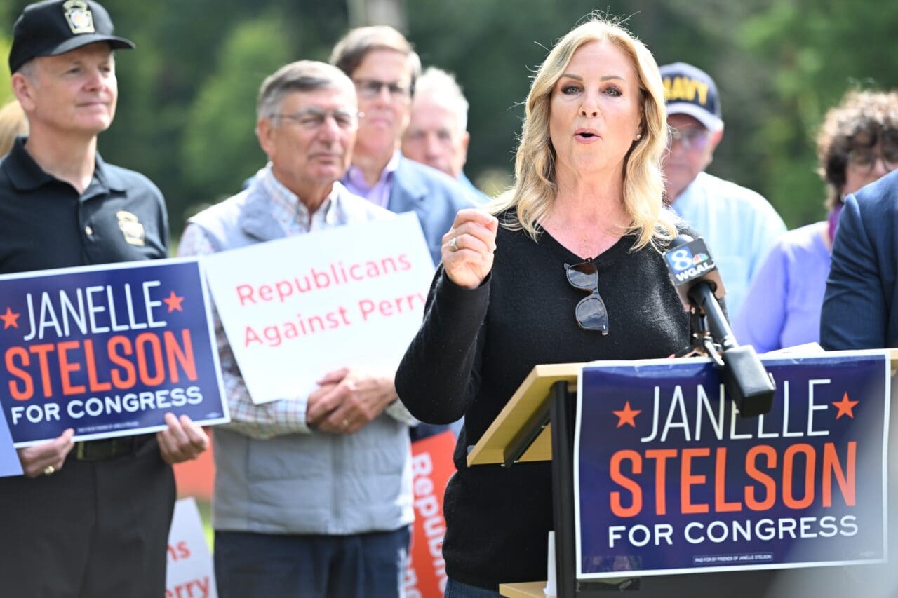 false_claim_links_janelle_stelson_campaign_to_undocumented_immigrant_