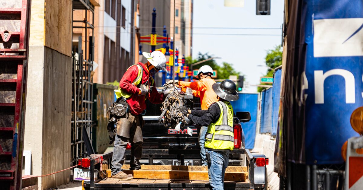 arizonas_workers_face_danger_as_heat_safety_regulations_lag_behind_