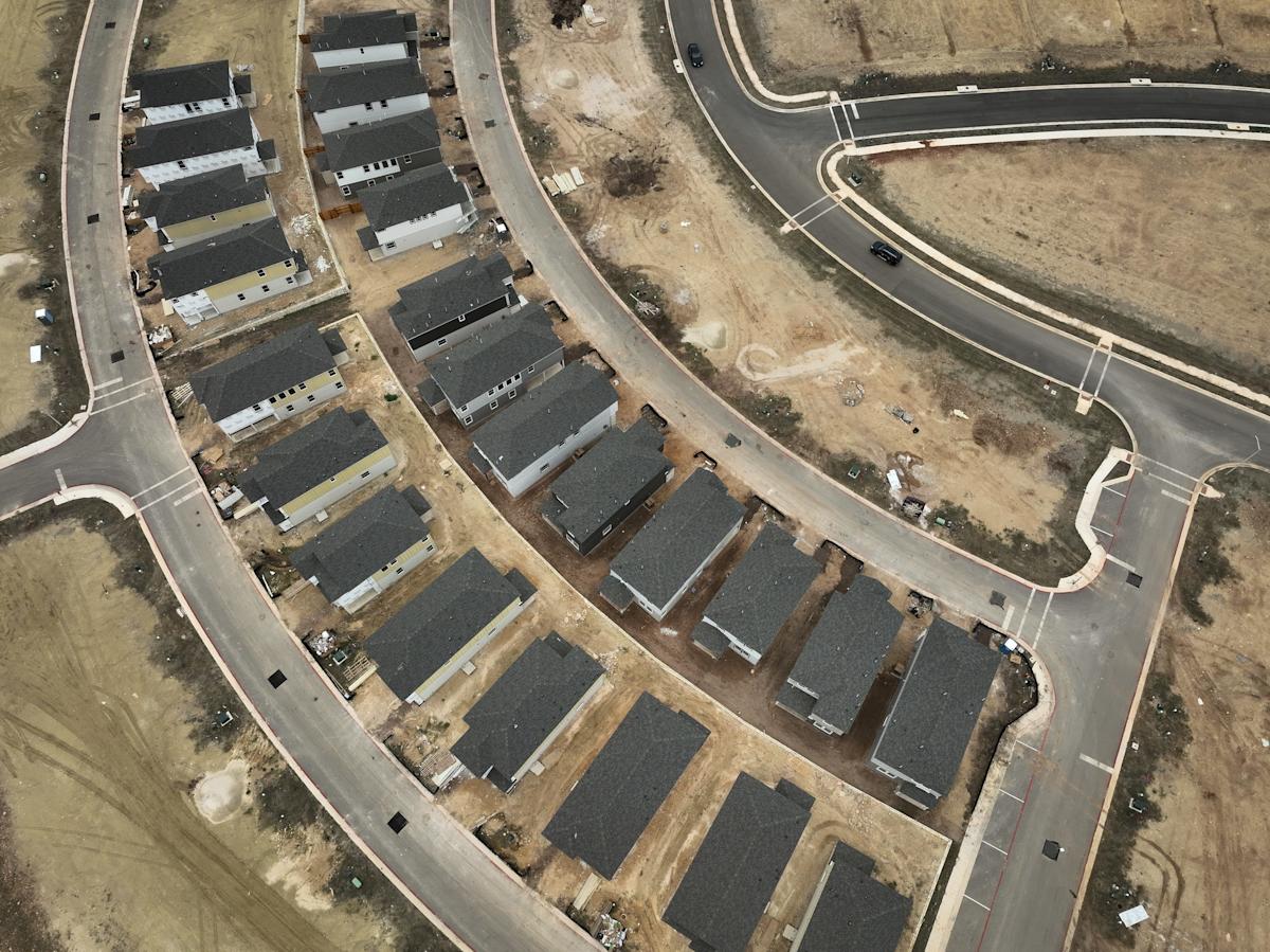 housing_market_faces_challenges_amid_rising_tariff_and_economic_pressures_