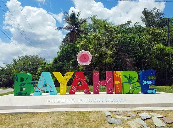 Panel de entrada colorido del pueblo de Bayahibe, República Dominicana