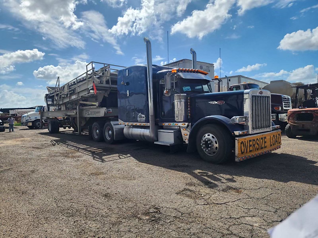 « OVERSIZE LOAD » avec équipement industriel.