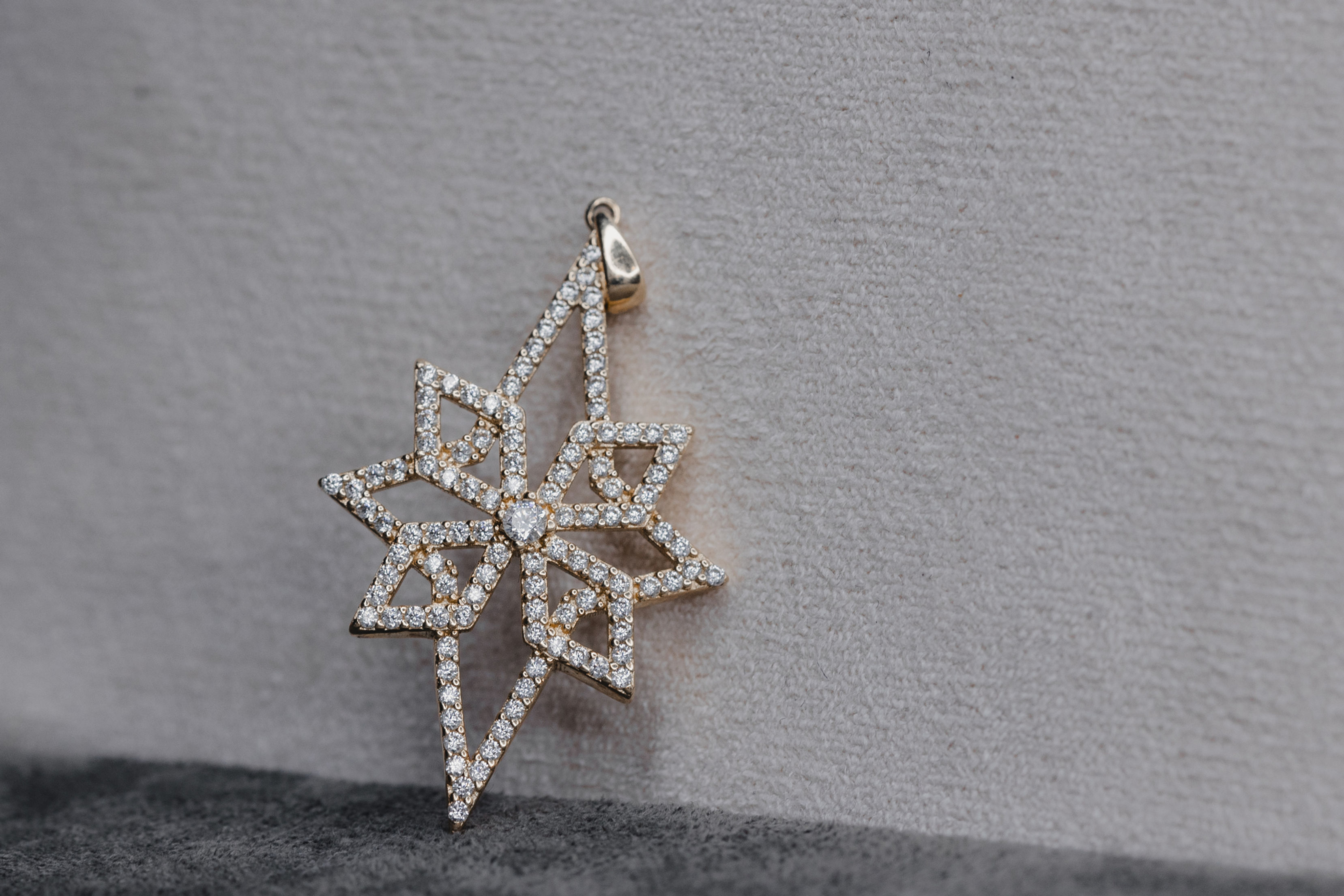 תליון כוכב משובץ זרקונים