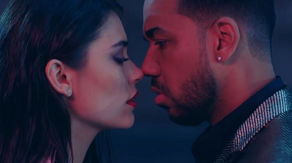 Eva De Dominici junto a Romeo Santos