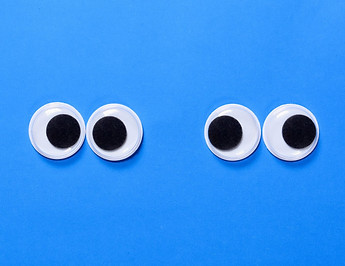 Das Bild von Strabismus mit Wackelaugen.jpg