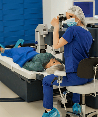 Eine Patientin untergeht eine Augenlaseroperation im Operationsraum