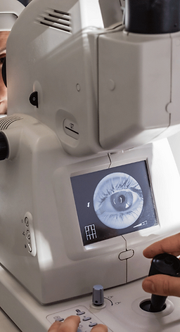 Ein Augenarzt untersucht das Auge einer Patientin