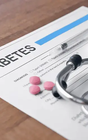 Draufsicht auf diabetesbezogene Utensilien zur klinischen Bewertung und Therapieplanung.we