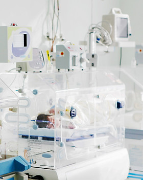 Eine Reihe von Inkubatoren in einer neonatologischen Station, die lebensrettende Unterstützung für frühgeborene und schwerkranke Babys bietet.