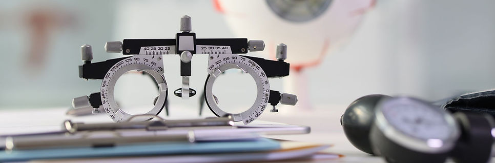 Umfassendes Augenpflege-Setup mit Probiergläsern und einem Augenmodell, neben einem Blutdruckmessgerät für integrierte Gesundheitsbewertungen.