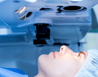 Eine Patientin lässt sich ihre Augen lasern