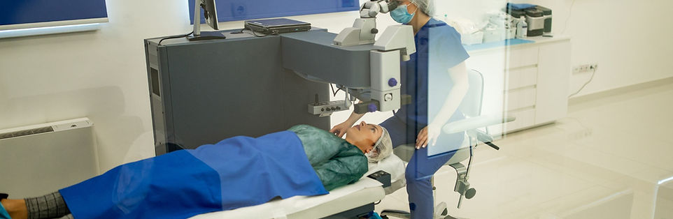 ein Patient bereitet sich auf eine Augenoperation vor