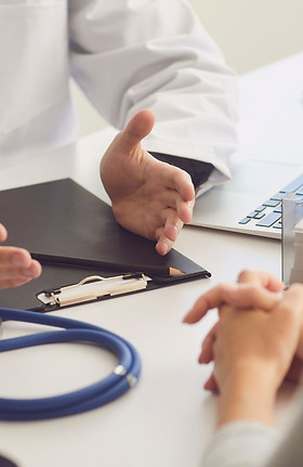 Arzt beantwortet Patientenfragen.jpg