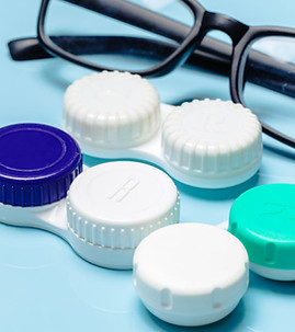 einige Kontaktlinsen zeigen neben einer Brille