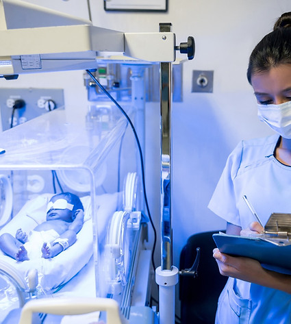 eine Krankenschwester überprüft den Zustand eines Frühchens