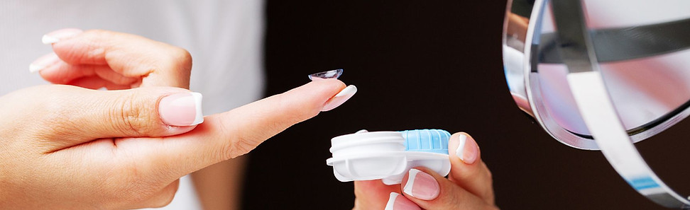 Person bereitet sich darauf vor, eine Kontaktlinse mit einem Finger einzusetzen.jpg