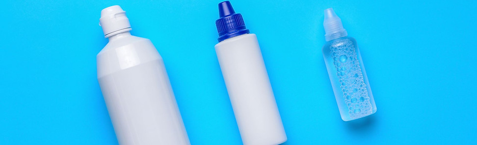 Drei Flaschen Kontaktlinsenlösung.jpg