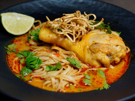 Khao Soi Gai - Kokos-Curry Nudelsuppe mit Hühnchen