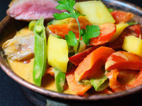 Rotes Thai-Curry mit Mango und Ente - Geng Thaeng Pet