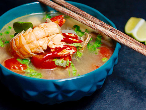 Tom Yam Gung - scharfe Thai-Suppe mit Garnelen