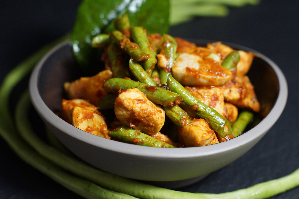Gai Pad Prik Gaeng - gebratenes Hühnchen in roter Currypaste