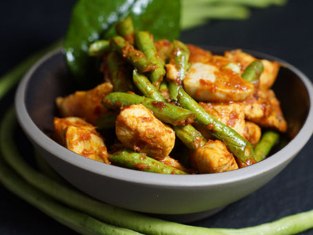 Gai Pad Prik Gaeng - gebratenes Hühnchen in roter Currypaste