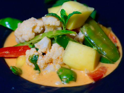 Rotes Curry mit Blumenkohl