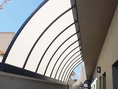 Cobertura fixa em policarbonato: compacto ou alveolar?