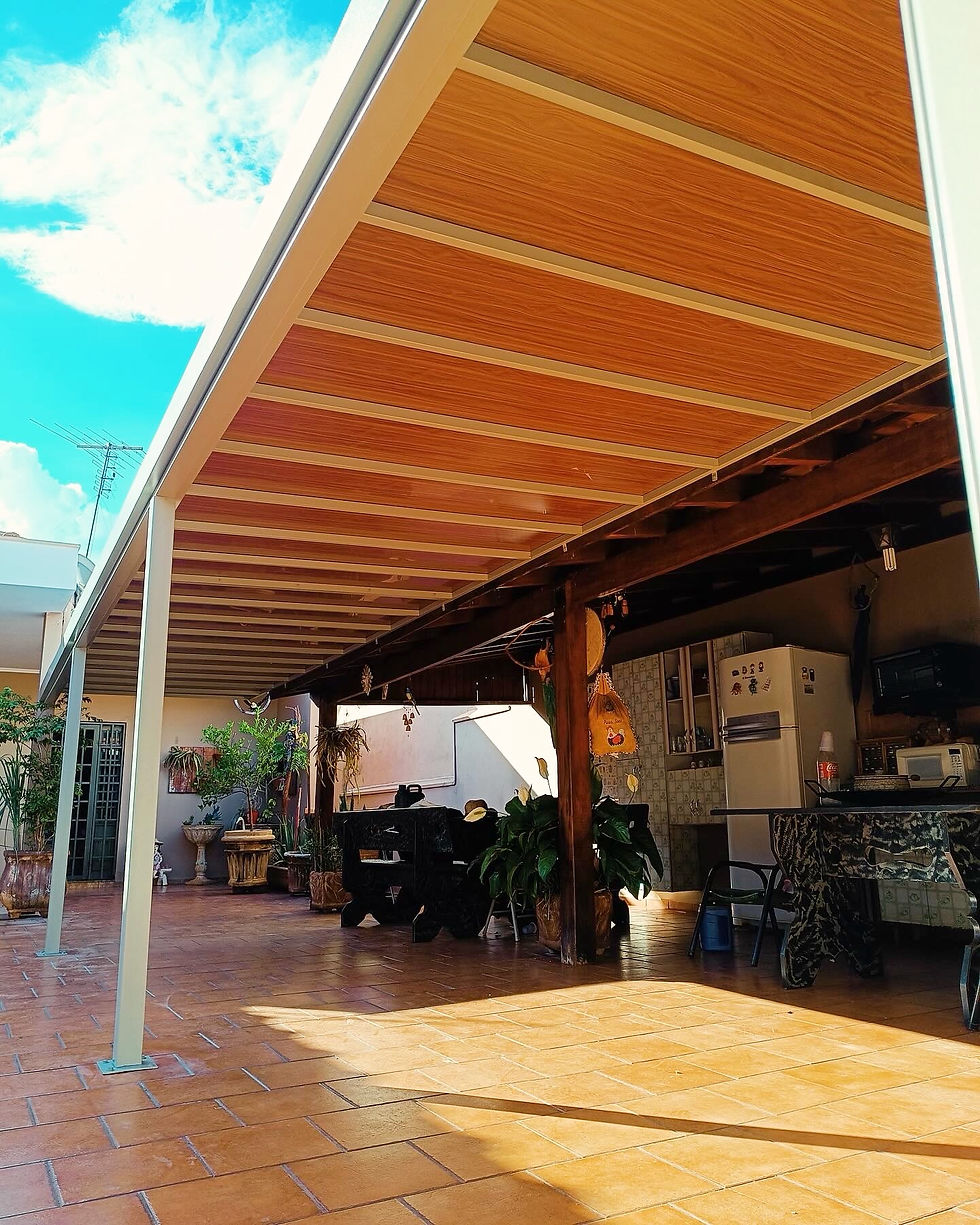 Estrutura de alumínio com pintura eletrostática instalada pela Miraflex em área gourmet residencial em Ribeirão Preto