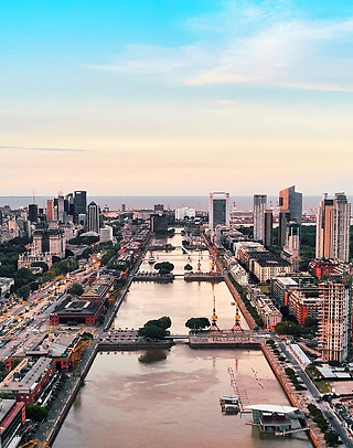 Puerto_Madero,_Buenos_Aires_(40689219792)_(cropped).jpg