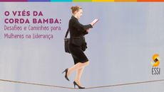 Banner com fundo cinza claro. O título do artigo está no canto superior esquerdo. Ao centro, há a fotografia de uma mulher vestida com roupas sociais e de salto alto, tentando se equilibrar em uma corda bamba enquanto analisa dados em um tablet que segura nas mãos. No canto inferior direito está o logo da Éssi Consultoria.