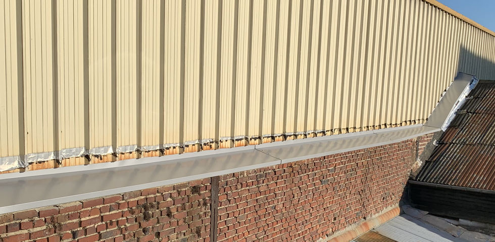 Mise en place de tôles pour étanchéité contre mur à Fréjus Draguignan Nice Saint-Tropez