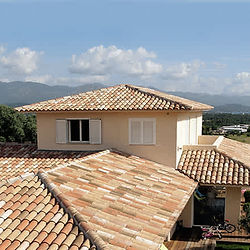 Toiture en tuiles canal sur villa - SERENIT Toitures, couvreur dans le Var