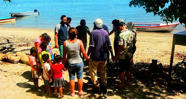 Oración antes de la misión en Isla Caballo Costa Rica