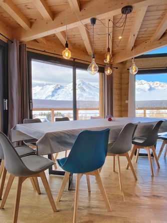 table à manger en hiver, avec les montagnes enneigées en fond